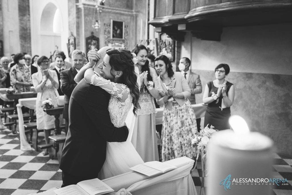 Gli sposi si abbracciano, matrimonio in Franciacorta, chiesa di San Vigilio Monterotndo Passirano, Brescia
