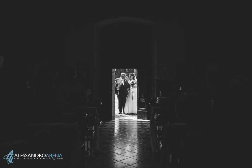 Ingresso della sposa, matrimonio in chiesa di San Vigilio Monterotndo Passirano, Brescia
