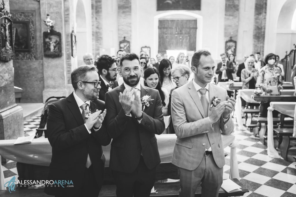 I testimoni applaudono gli sposi, matrimonio in Franciacorta, chiesa di San Vigilio Monterotndo Passirano, Brescia