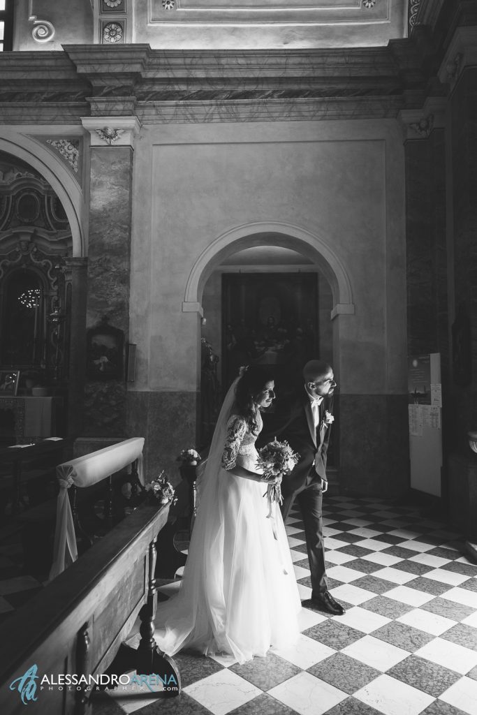 Gli sposi si preparano a fare l'uscita, matrimonio in Franciacorta, chiesa di San Vigilio Monterotndo Passirano, Brescia