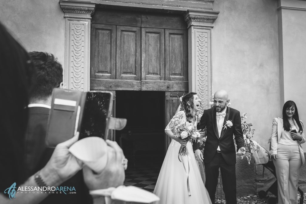 Gli sposi sono usciti dalla chiesa, matrimonio in Franciacorta, chiesa di San Vigilio Monterotndo Passirano, Brescia