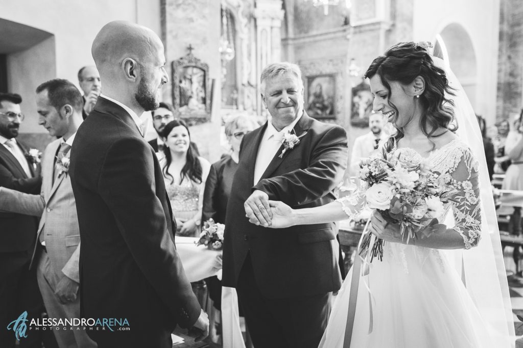 Il papà consegna la figlia allo sposo, matrimonio in chiesa di San Vigilio Monterotndo Passirano, Brescia