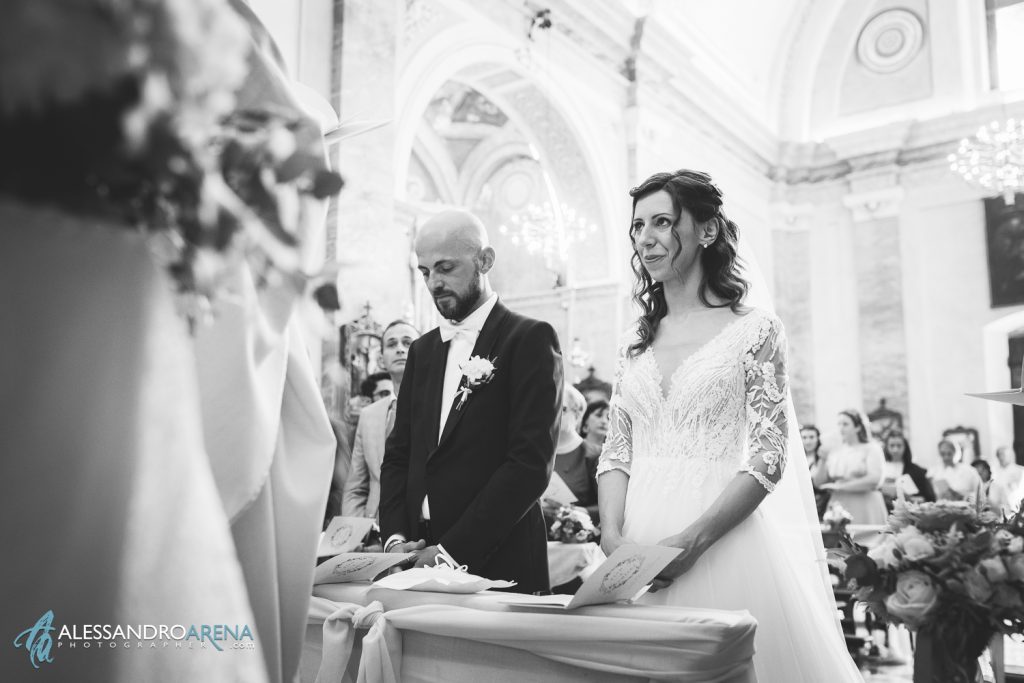 Sposi all'altare, matrimonio in Franciacorta, chiesa di San Vigilio Monterotndo Passirano, Brescia