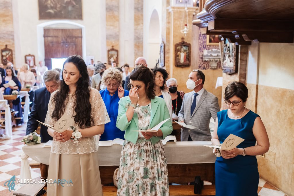 La testimone si commuove, matrimonio in Franciacorta, chiesa di San Vigilio Monterotndo Passirano, Brescia