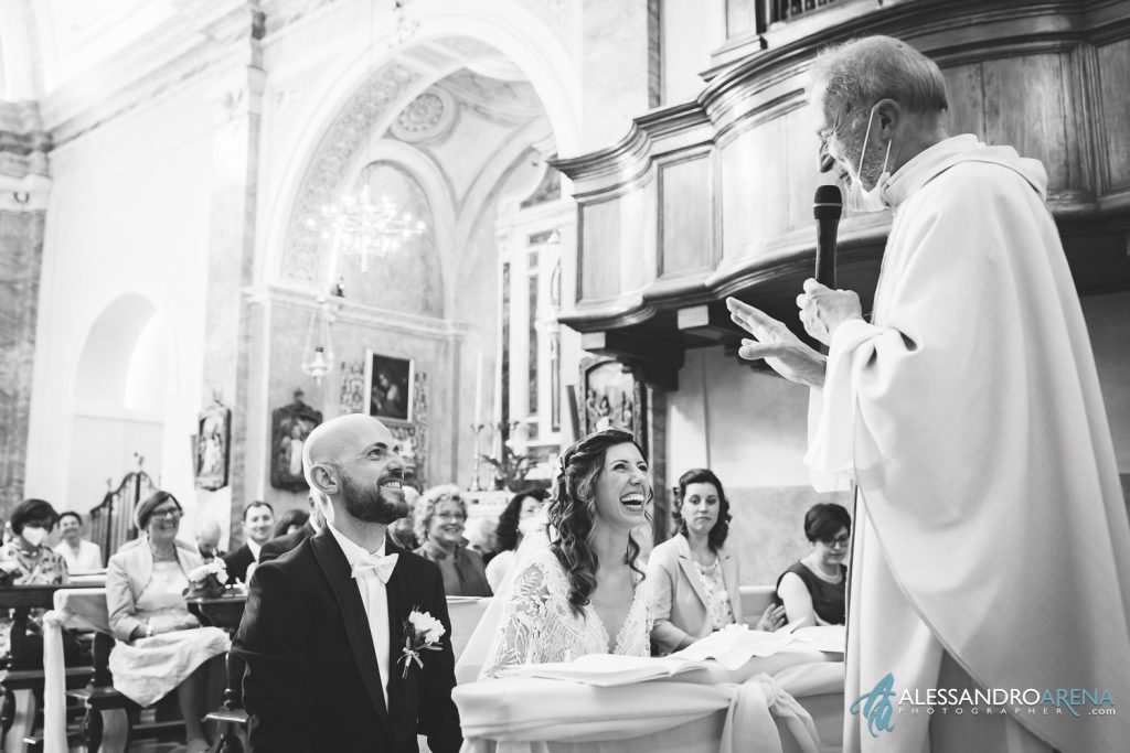 Predica del prete, matrimonio in Franciacorta, chiesa di San Vigilio Monterotndo Passirano, Brescia