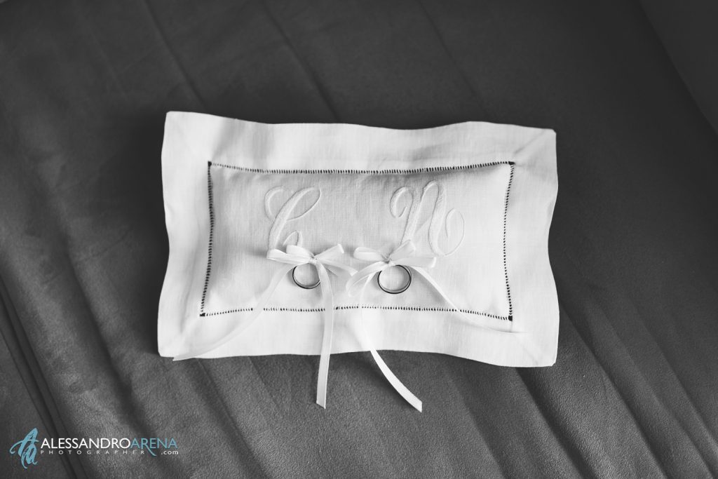 matrimonio in Franciacorta, dettaglio delle fedi degli sposi sul cuscino