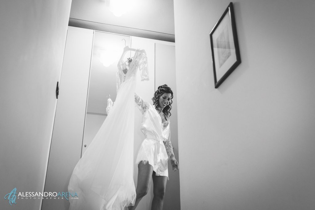 matrimonio in Franciacorta, la sposa prende l'abito