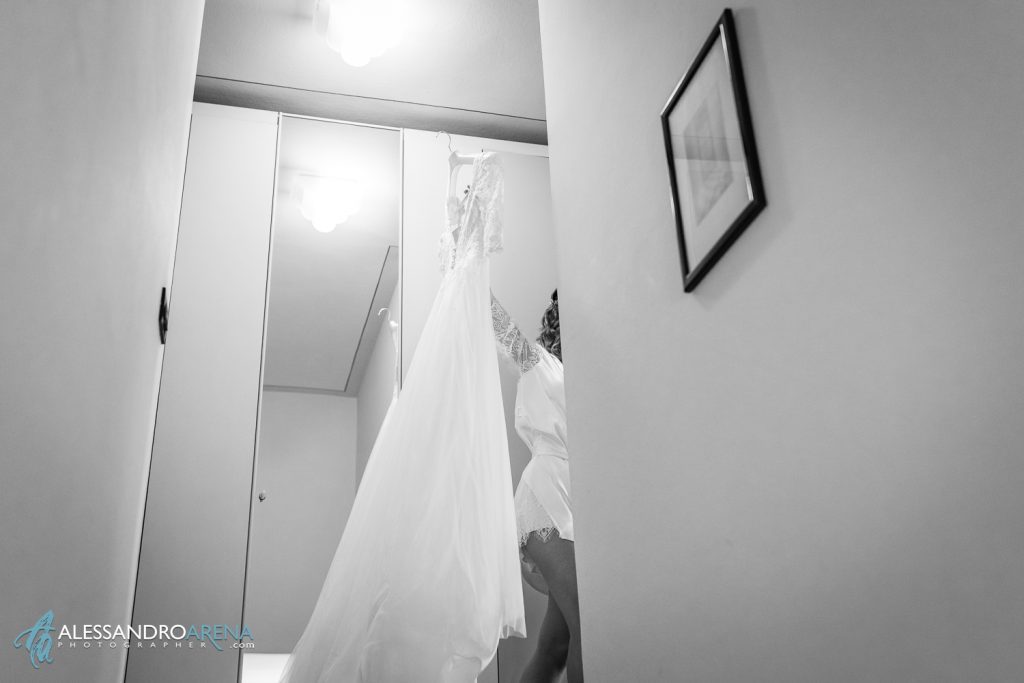 matrimonio in Franciacorta, la sposa prende l'abito