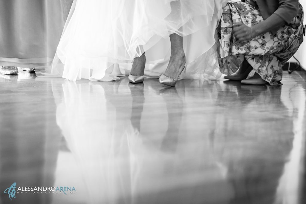 matrimonio in Franciacorta, la sposa indossa le scarpe