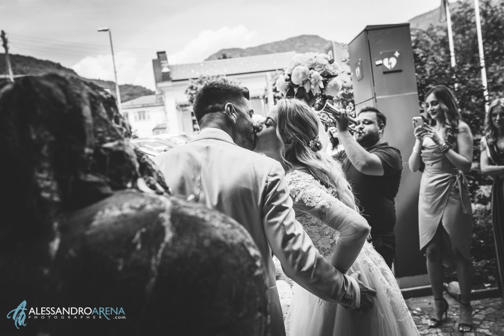 Bacio degli sposi all'uscita del municipio di Taverne dopo il rito civile