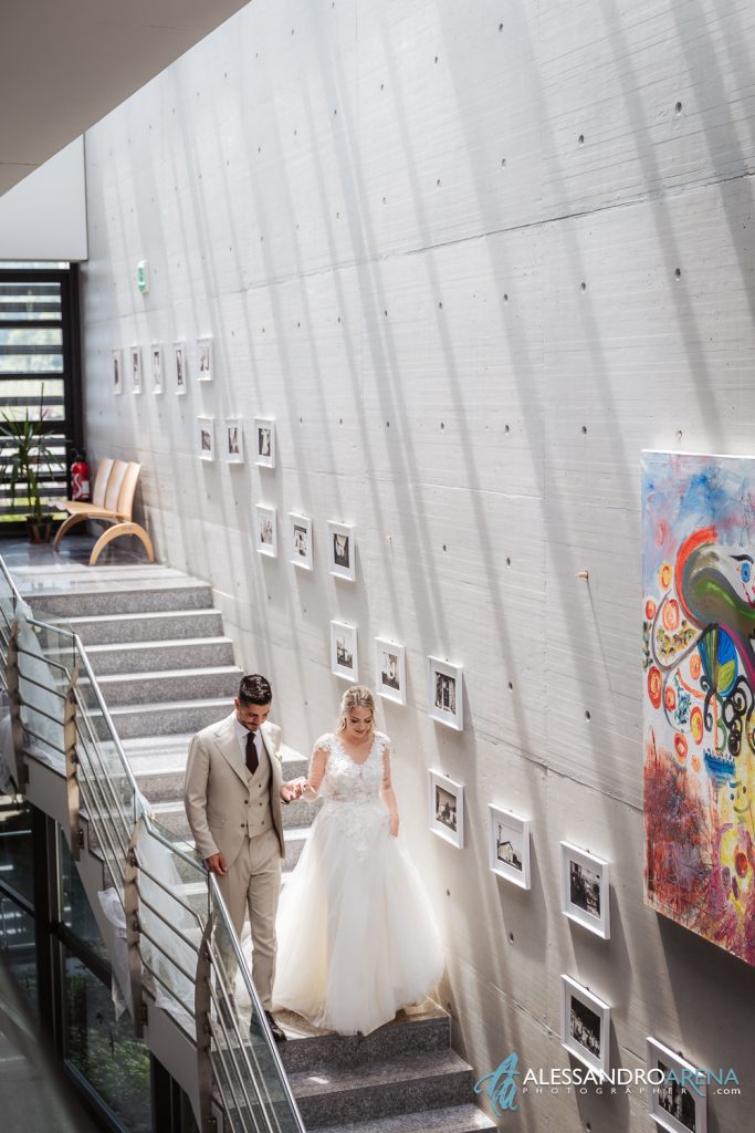 Gli sposi scendono le scale del municipio di Taverne -  Matrimonio civile in Ticino