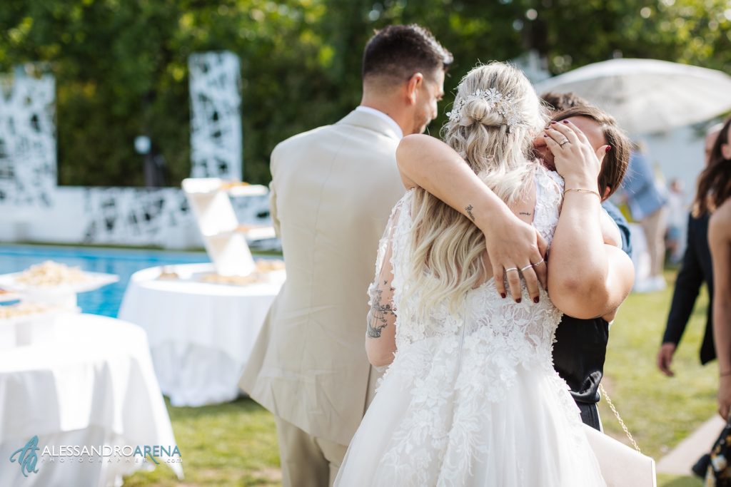 Matrimonio a Villa Renoir, gli sposi salutano gli invitati