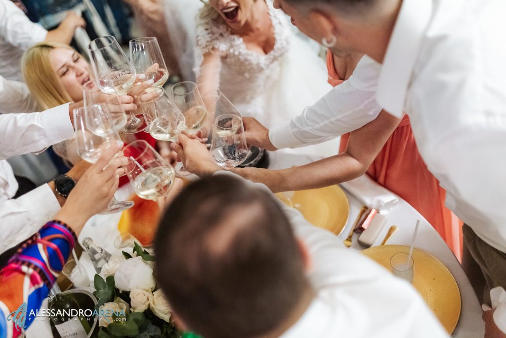 Matrimonio a Villa Renoir, inizia la cena, iniziano ii brindisi