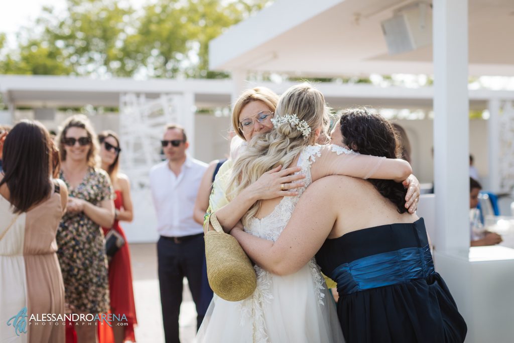 Matrimonio a Villa Renoir, gli sposi salutano gli invitati