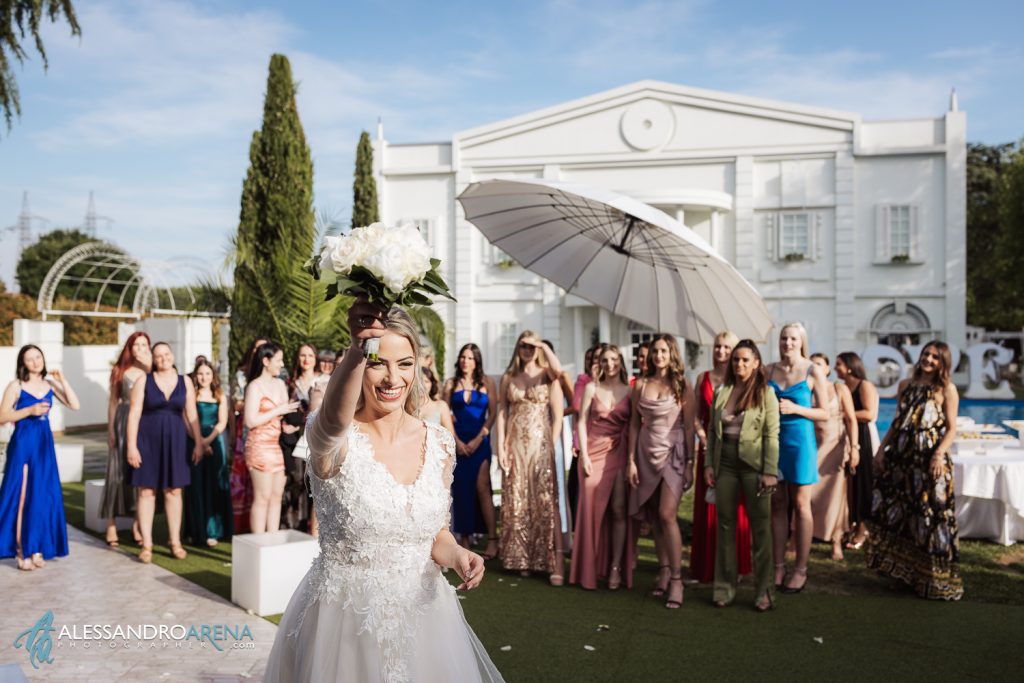 Matrimonio a Villa Renoir, lancio del bouquet