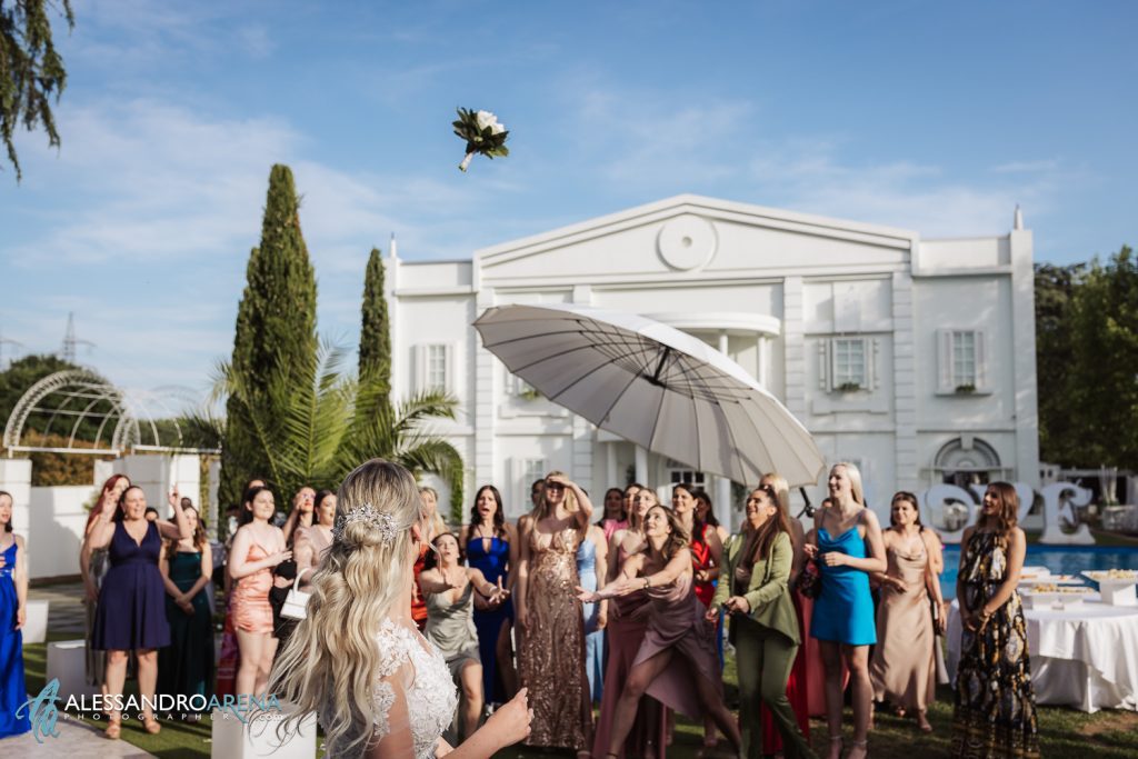 Matrimonio a Villa Renoir, lancio del bouquet