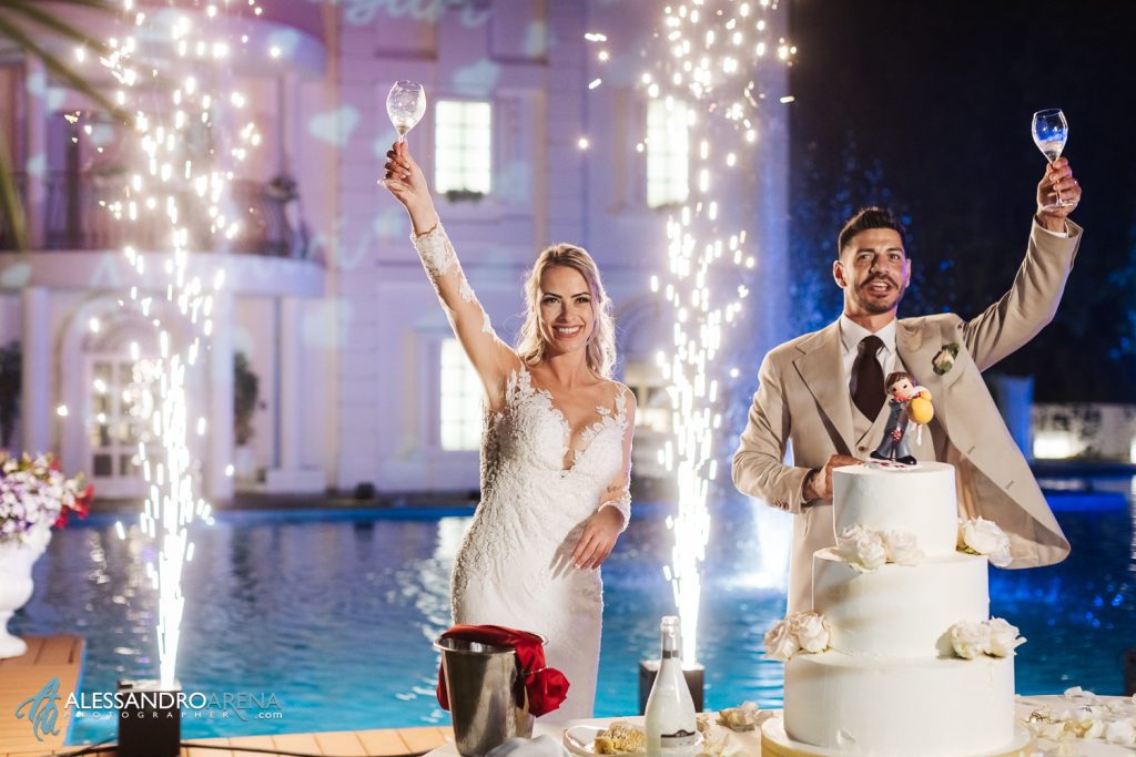 Brindisi degli sposi al taglio della torta, wedding cake, matrimonio Villa Renoir