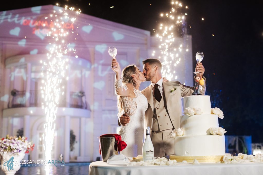 Brindisi degli sposi al taglio della torta, wedding cake, matrimonio Villa Renoir