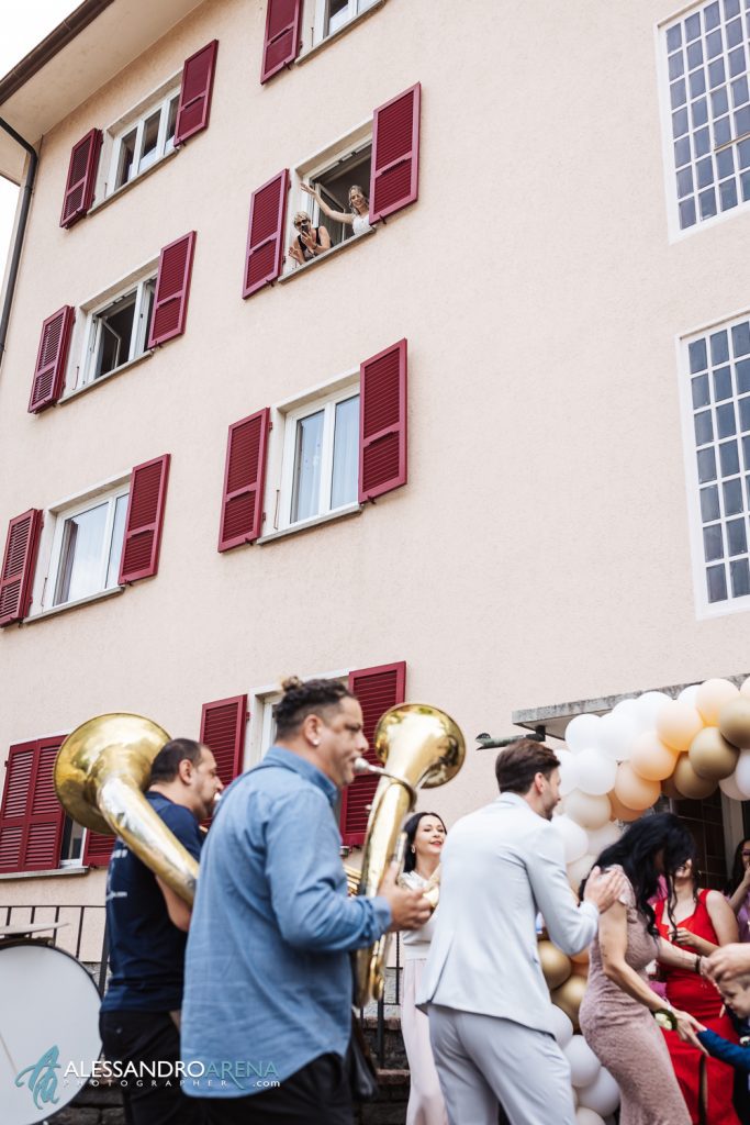 La banda suona sotto casa della sposa e gli invitati ballano.
