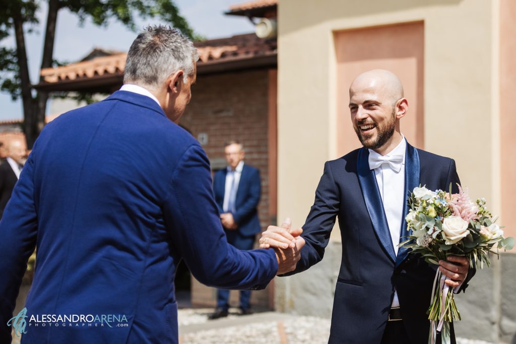 Matrimonio in Franciacorta, lo sposo accoglie gli invitati