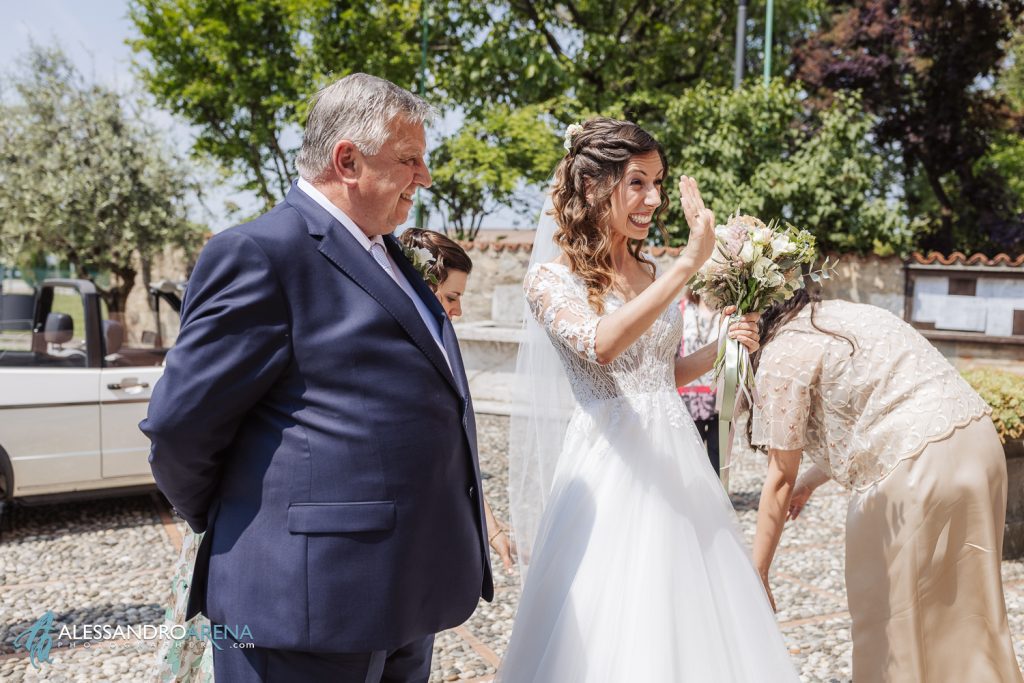 Wedding in Franciacorta la sposa saluta gli invitati