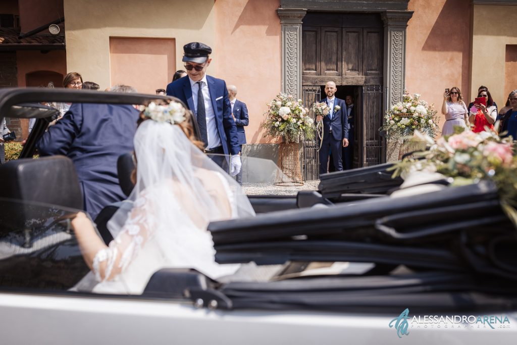 Wedding in Franciacorta, lo sposo attende la sposa sul sagrato