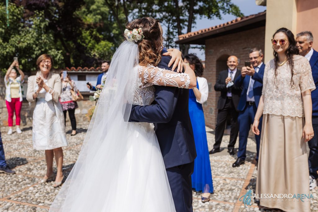 Wedding in Franciacorta Gli sposi si abbracciano sul sagrato