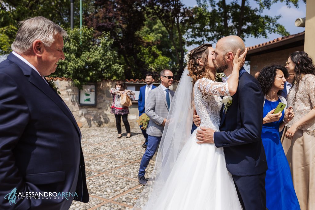 Wedding in Franciacorta Gli sposi si abbracciano sul sagrato
