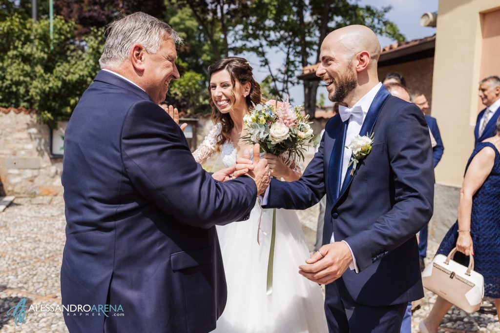 Wedding in Franciacorta lo sposo saluto il papà della sposa