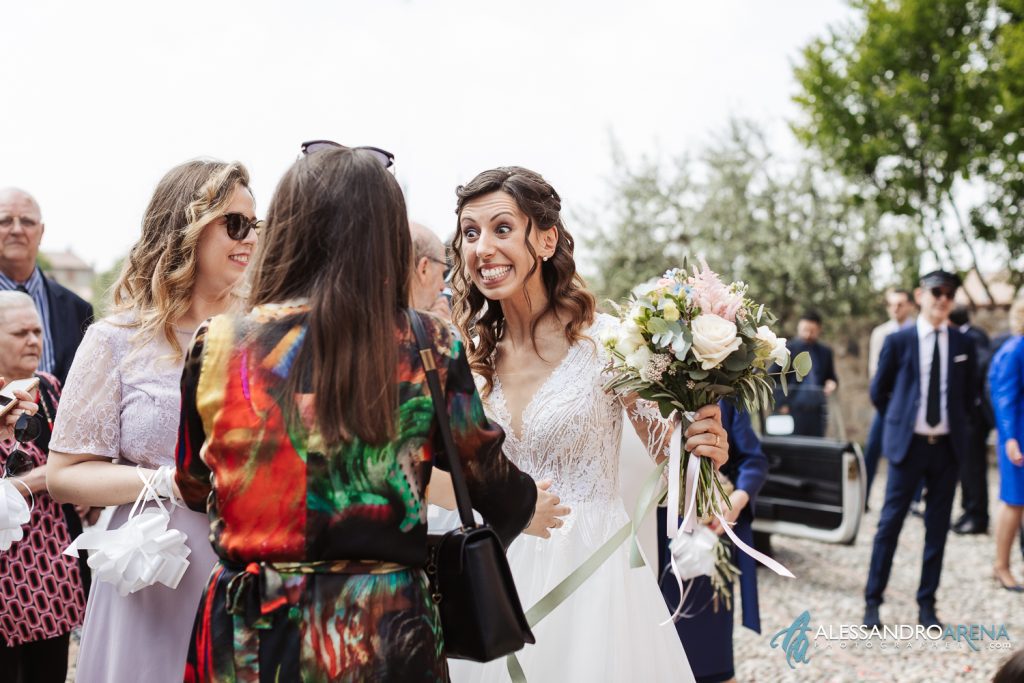 La sposa con gli invitati, wedding reportage in Franciacorta