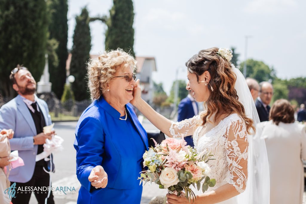 Gesto affettuoso della sposa, wedding reportage in Franciacorta