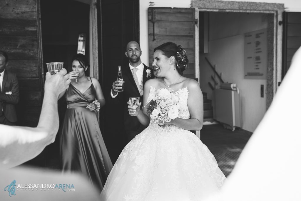 Brindisi per gli sposi durante l'aperitivo fuori dal municipio di Ascona