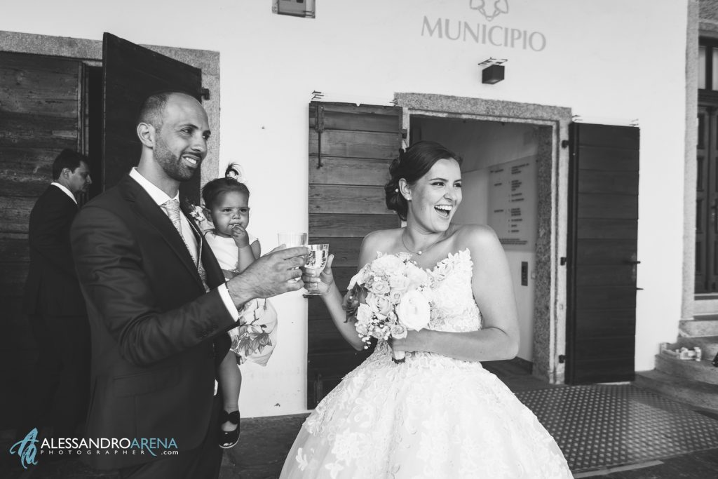 Brindisi per gli sposi durante l'aperitivo fuori dal municipio di Ascona