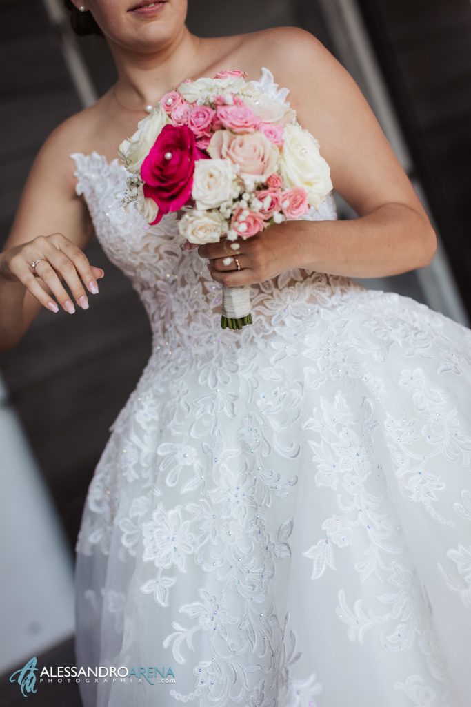 dettaglio dell'abito della sposa