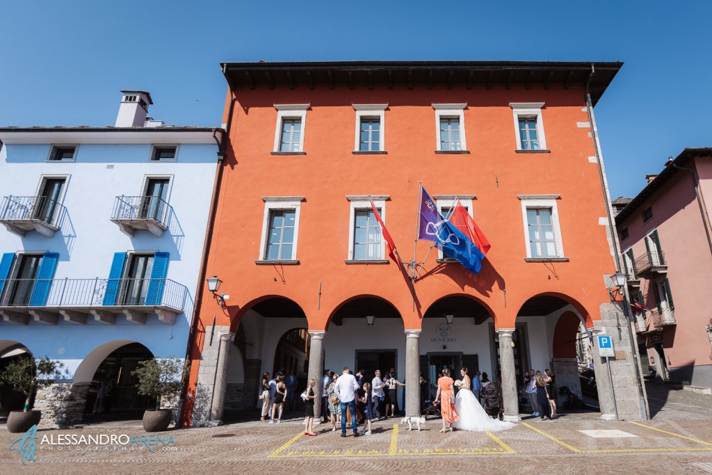 Aperitivo sotto i portici del municipio di Ascona