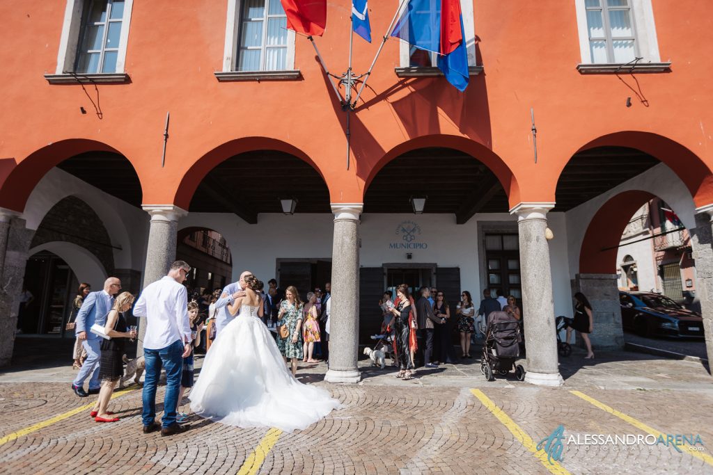 Ancora auguri per la sposa all'uscita del municipio di Ascona