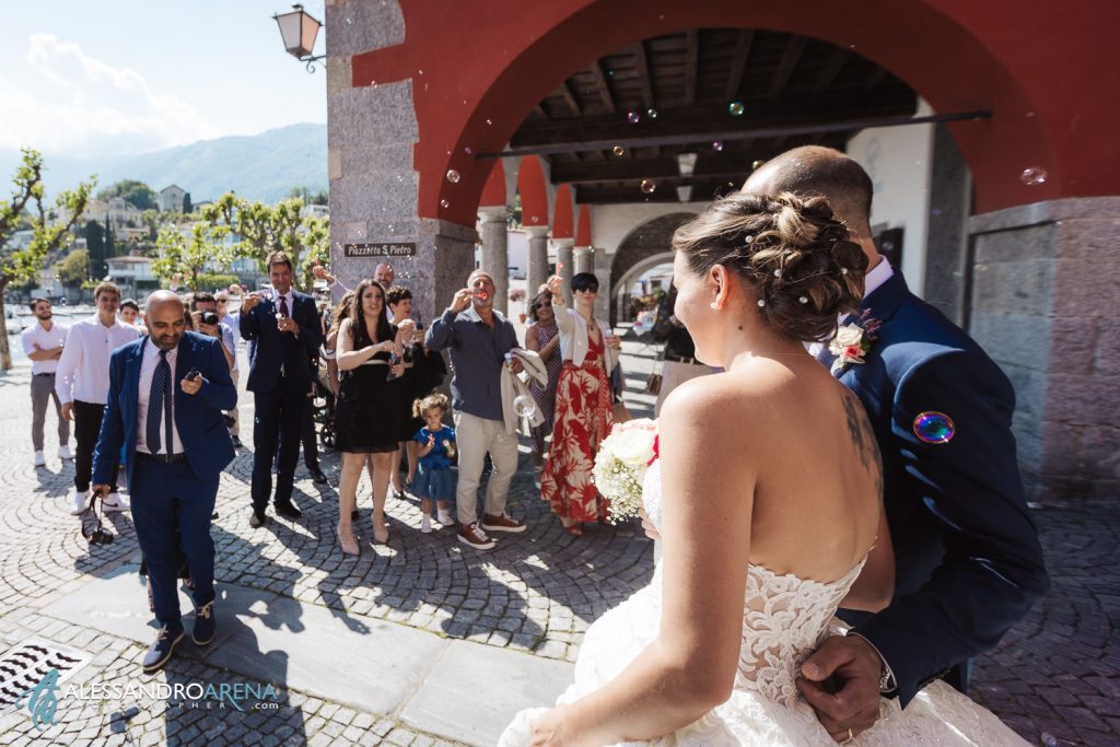 Bolle di sapone per gli sposi all'uscita dal municipio di Ascona