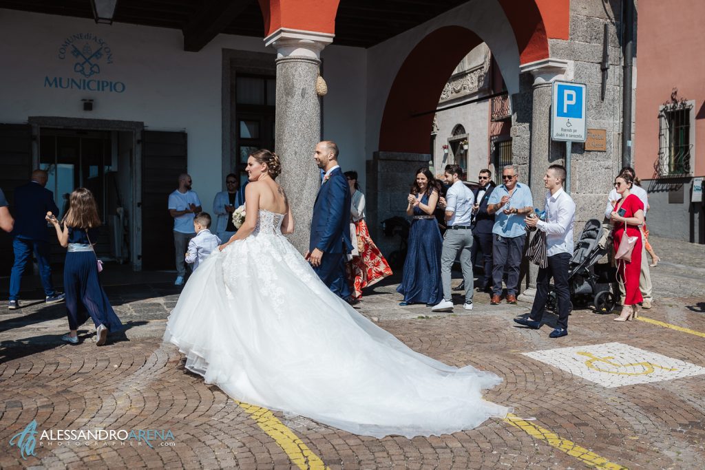Gli sposi all'uscita dal municipio di Ascona