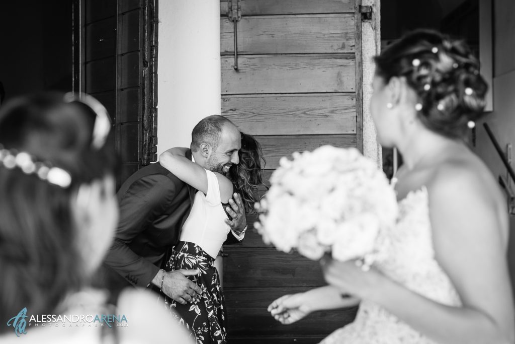 Auguri per gli sposi all'uscita del municipio di Ascona