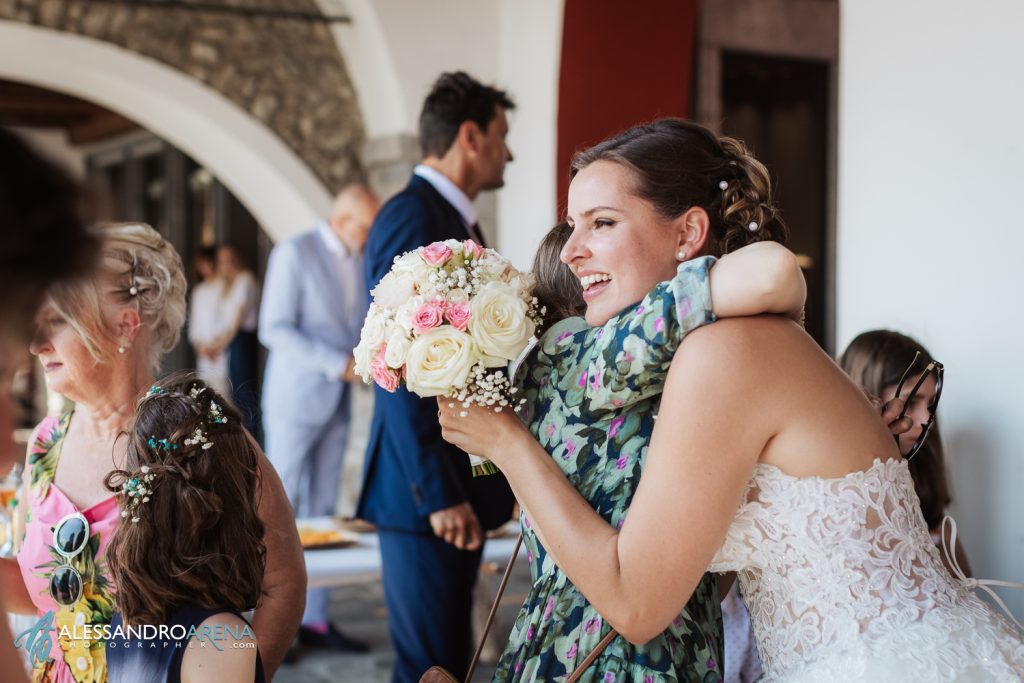 Auguri per la sposa all'uscita del municipio di Ascona