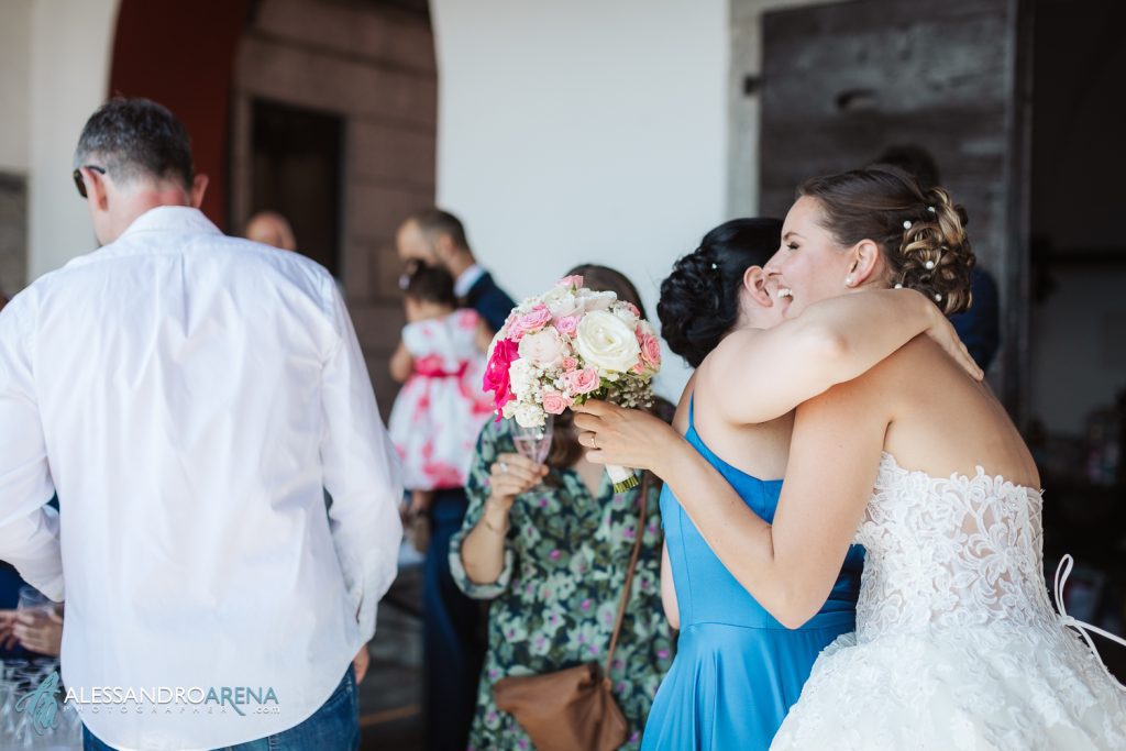 Auguri per la sposa all'uscita del municipio di Ascona
