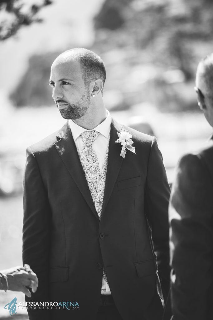 Lo sposo attende la sposa prima del rito civile al municipio di Ascona