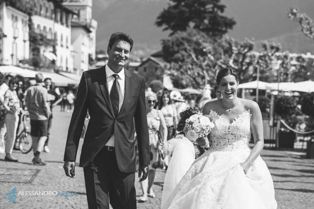 Rito Civile municipio di Ascona, il padre accompagna la sposa.