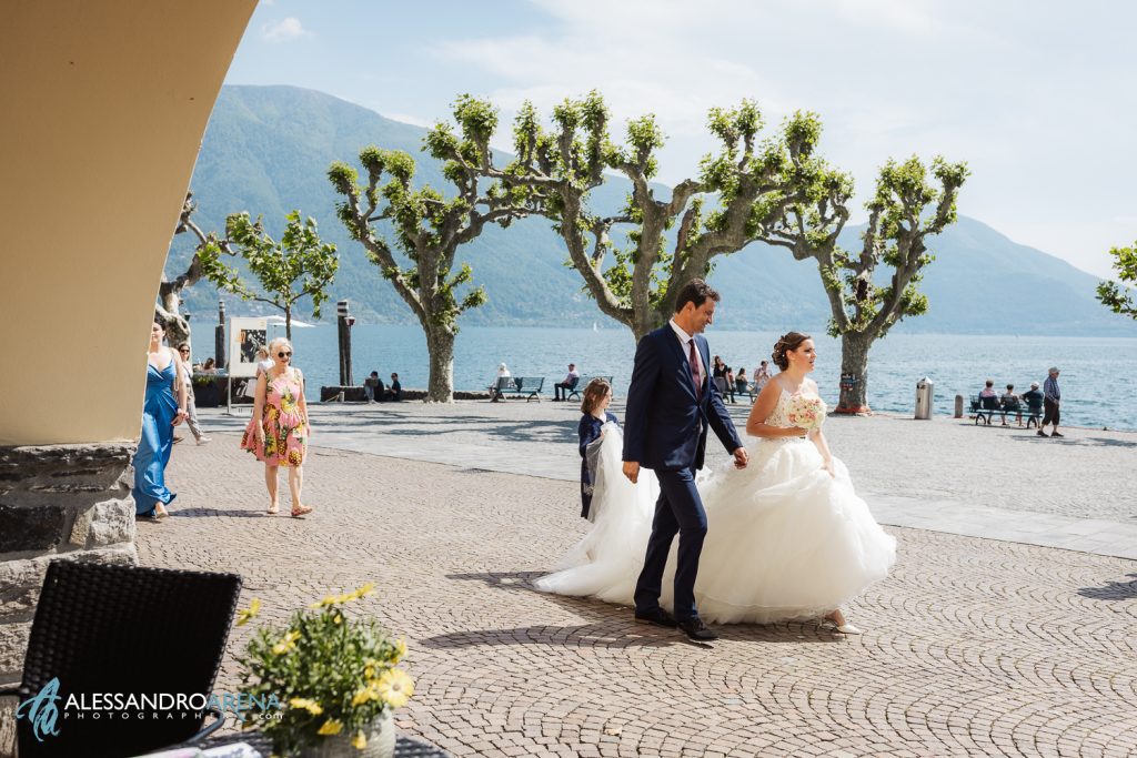Il padre accompagna la sposa al rito civile al municipio di Ascona