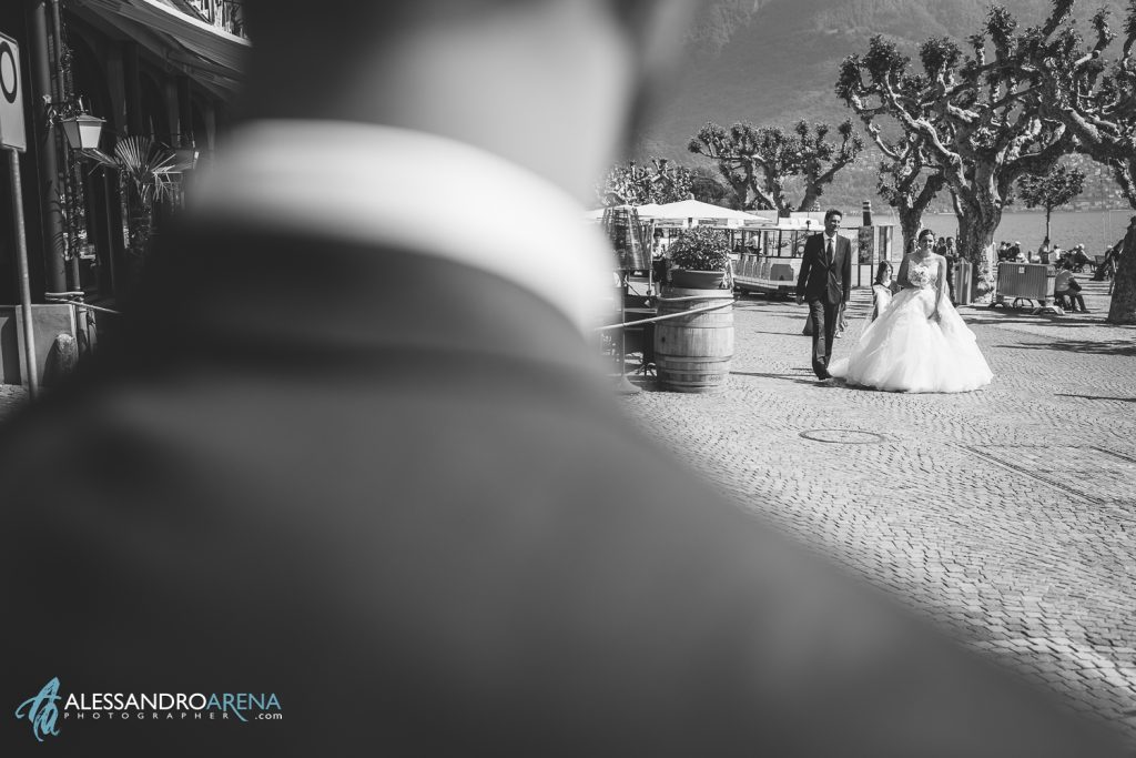 Matrimonio rito civile municipio di Ascona, lo sposo e la sposa si vedono in lontananza