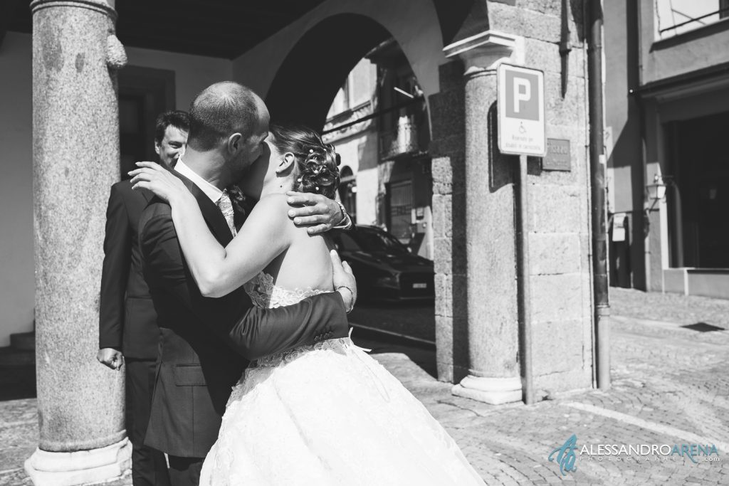 Incontro degli sposi fuori dal municipio di Ascona prima del rito civile