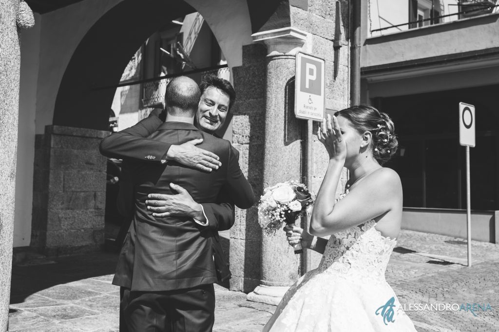 Il padre della sposa saluta lo sposo prima del rito civile al municipio di Ascona