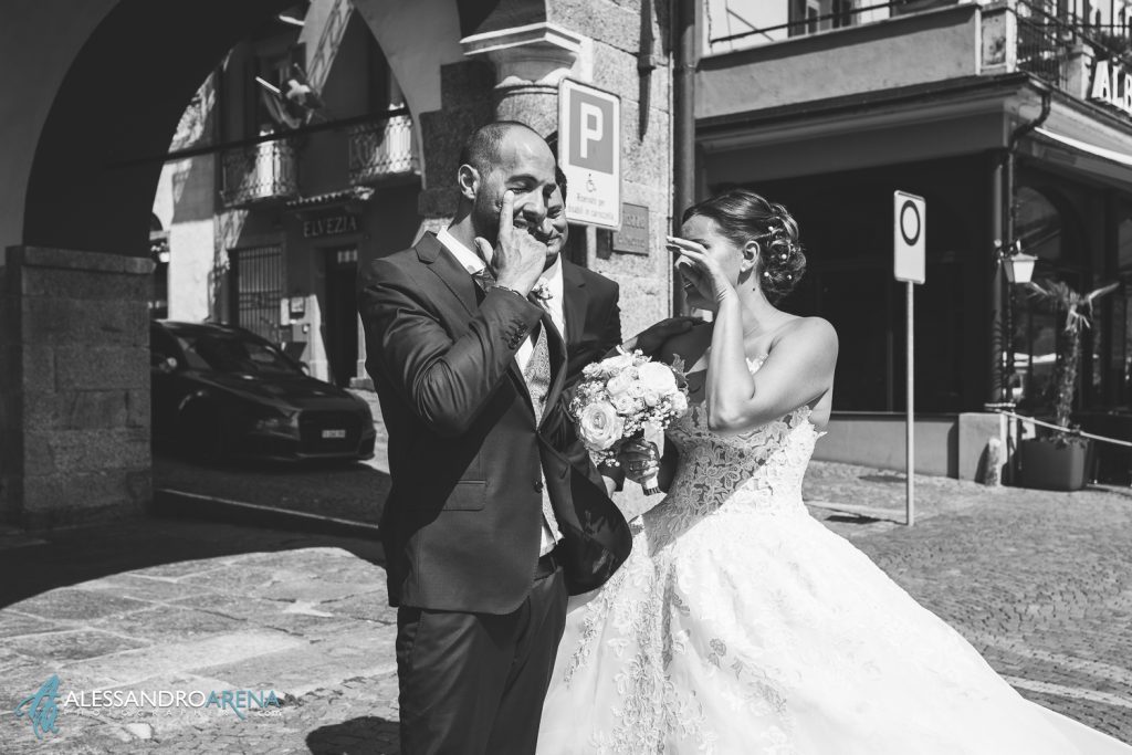 Emozioni per gli sposi prima del loro rito civile al Municipio di Ascona