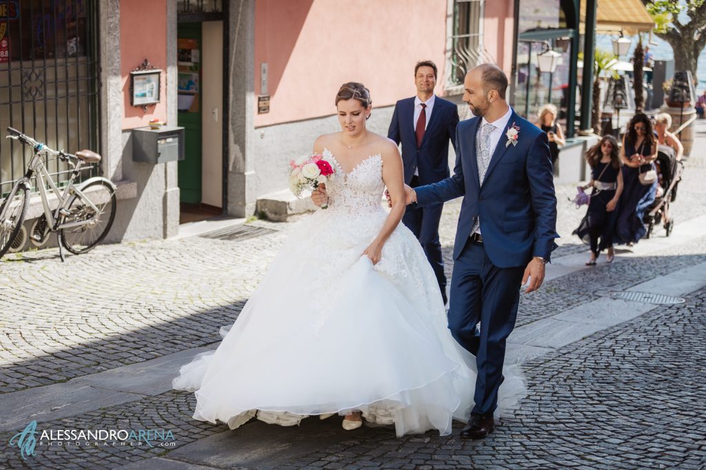 Gli sposi raggiungono il municipio di Ascona per il rito civile