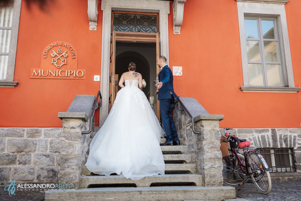 Gli sposi entrano al municipio di Ascona per il rito civile